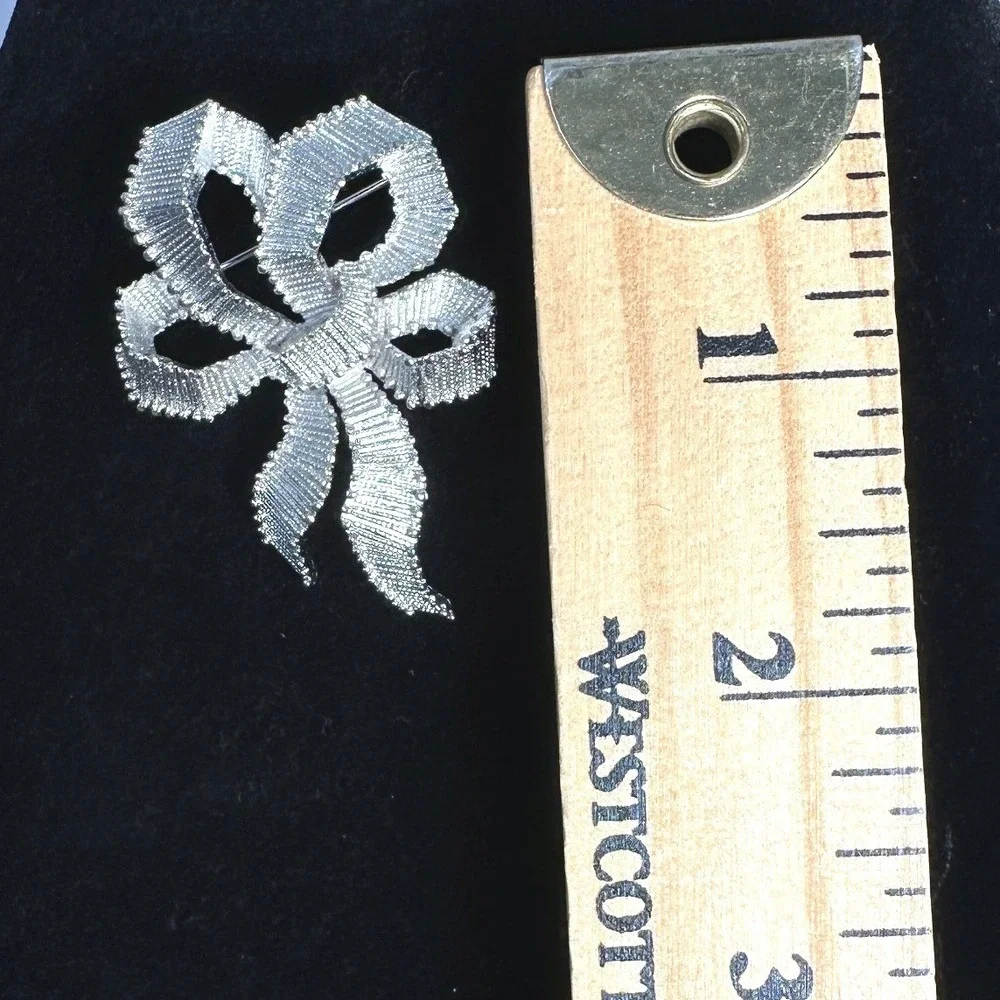 Vintage Signed Trifari‎ Textured Ribbon Bow Brooch Pin Siver Tone